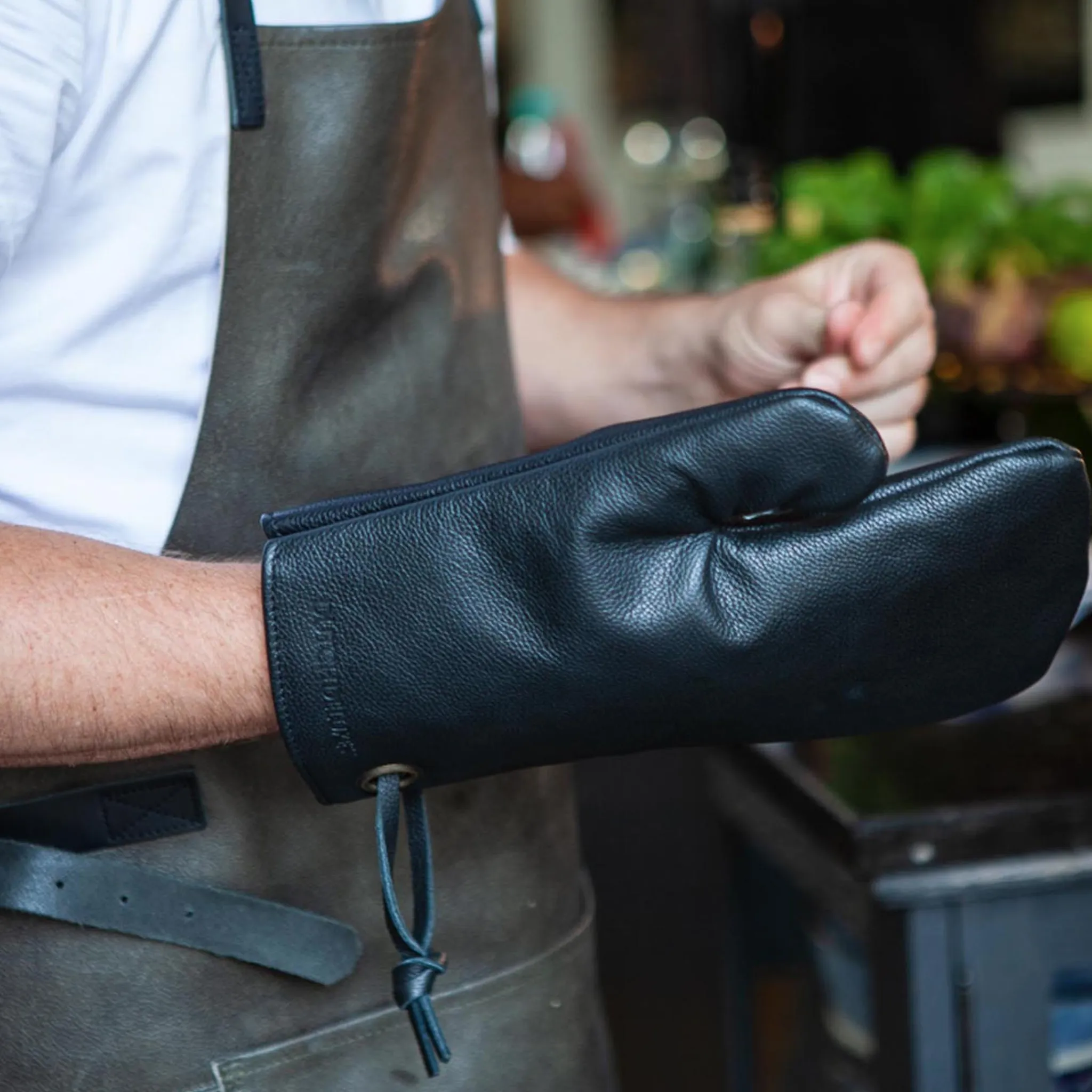 Classic Oven Glove in Classic Brown Kitchen Textiles & Clothing